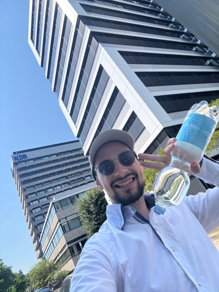 Vor dem NDR-Tower